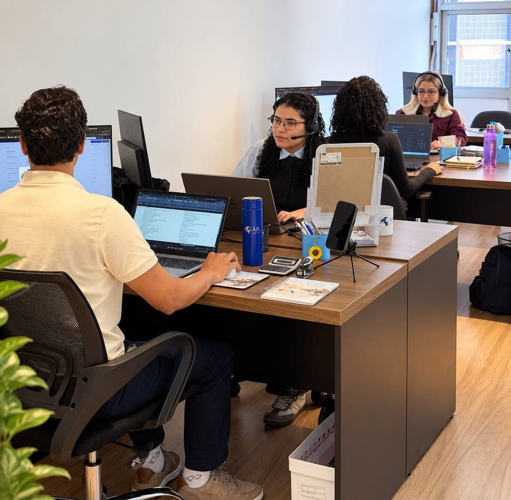 Equipe da AJL em atendimento no escritório