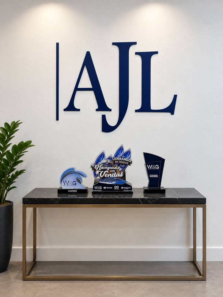 Parede com a marca AJL e premiações recebidas pela equipe