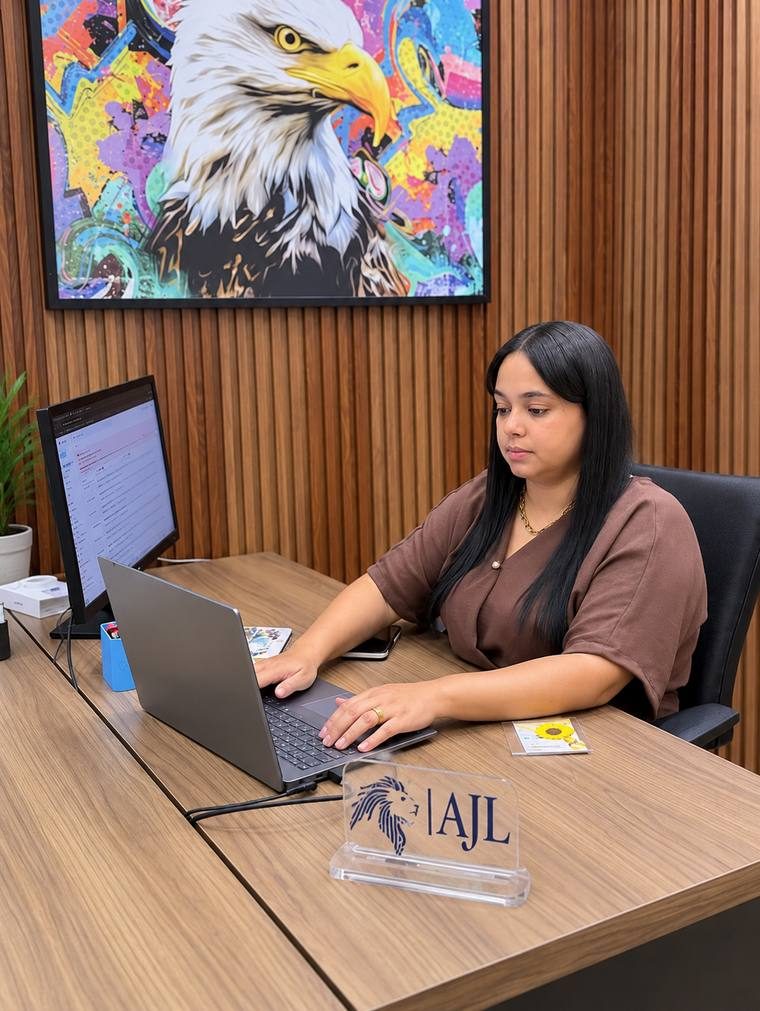 Consultora da AJL em atendimento